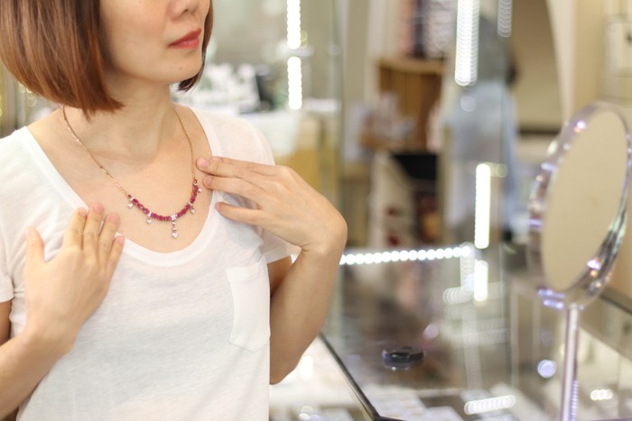 Ini Cara Menggunakan Perhiasan Saat ke Kantor Agar Terlihat Elegan