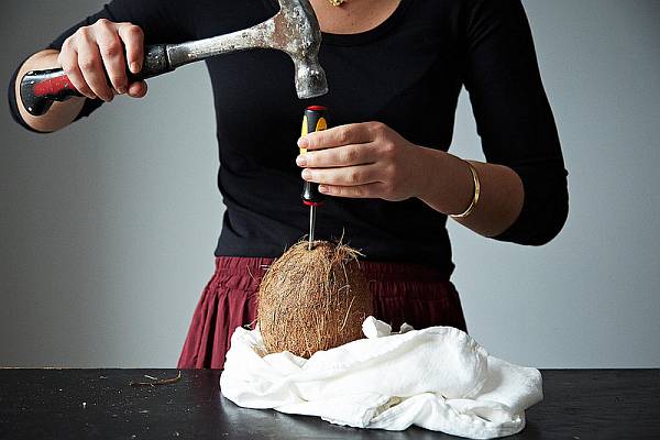 Cara membelah batok kelapa