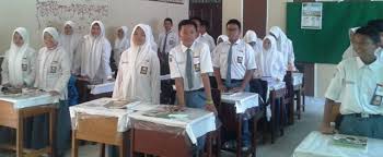 Seragam Sekolah dengan Warna Cerah