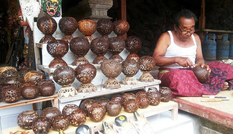 Kerajinan Tangan dari Batok Kelapa