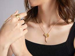 Cara Memilih Kalung Inisial yang Cocok dengan Karakter Anda